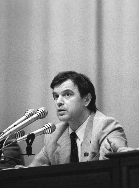 Руслан Имранович Хасбулатов